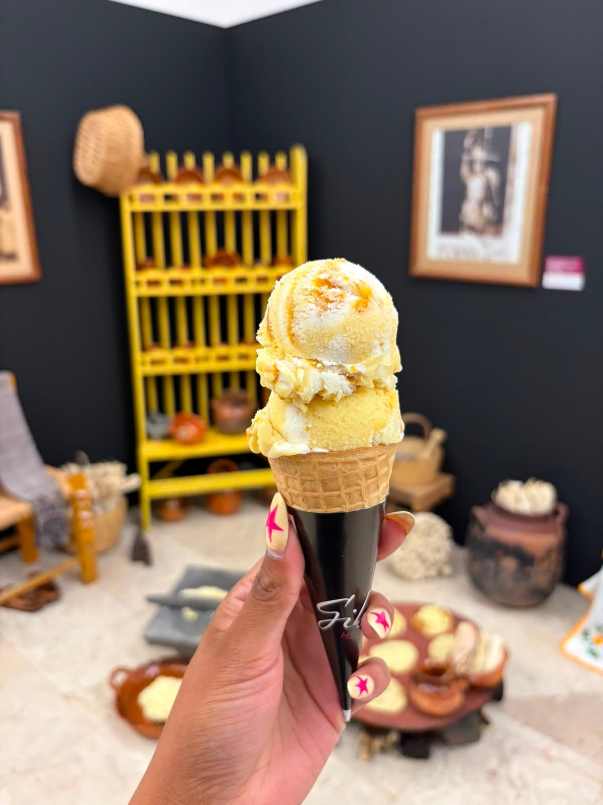 Cono de Helados Gibran servido en un espacio de artesanía mexicana