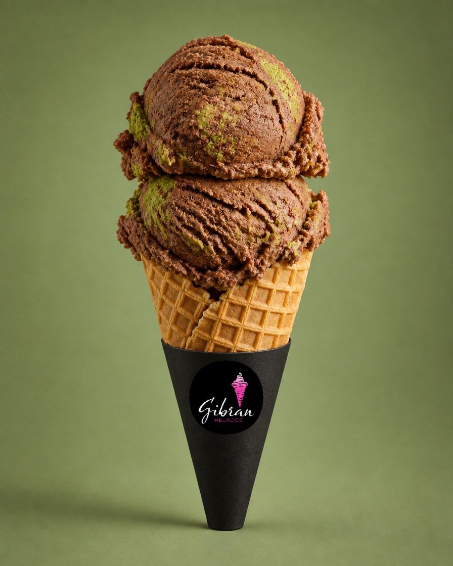 Cacao con Aguacate café con manchas verdes de Helados Gibran, CDMX. Sabor prehispánico. Desde $30 MXN la bola (2 bolas $50 MXN); litro $250 MXN (0.5 L $150, 4 L $950). Versión sin azúcar bajo pedido, endulzada con miel o fruta.
