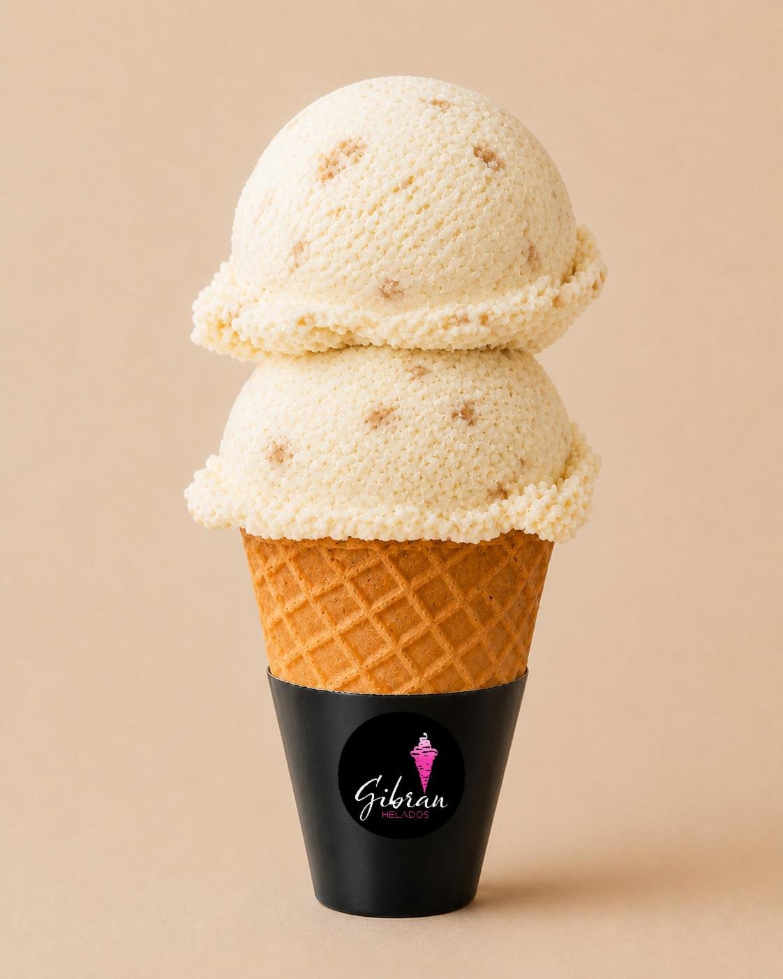 Cono de helado Chocolate blanco con almendra de Helados Gibran, CDMX. Sabor exclusivo de la membresía Helados Gibran. Desde $30 MXN la bola (2 bolas $50 MXN); litro $250 MXN (0.5 L $150, 4 L $950). Versión sin azúcar bajo pedido, endulzada con miel o fruta.