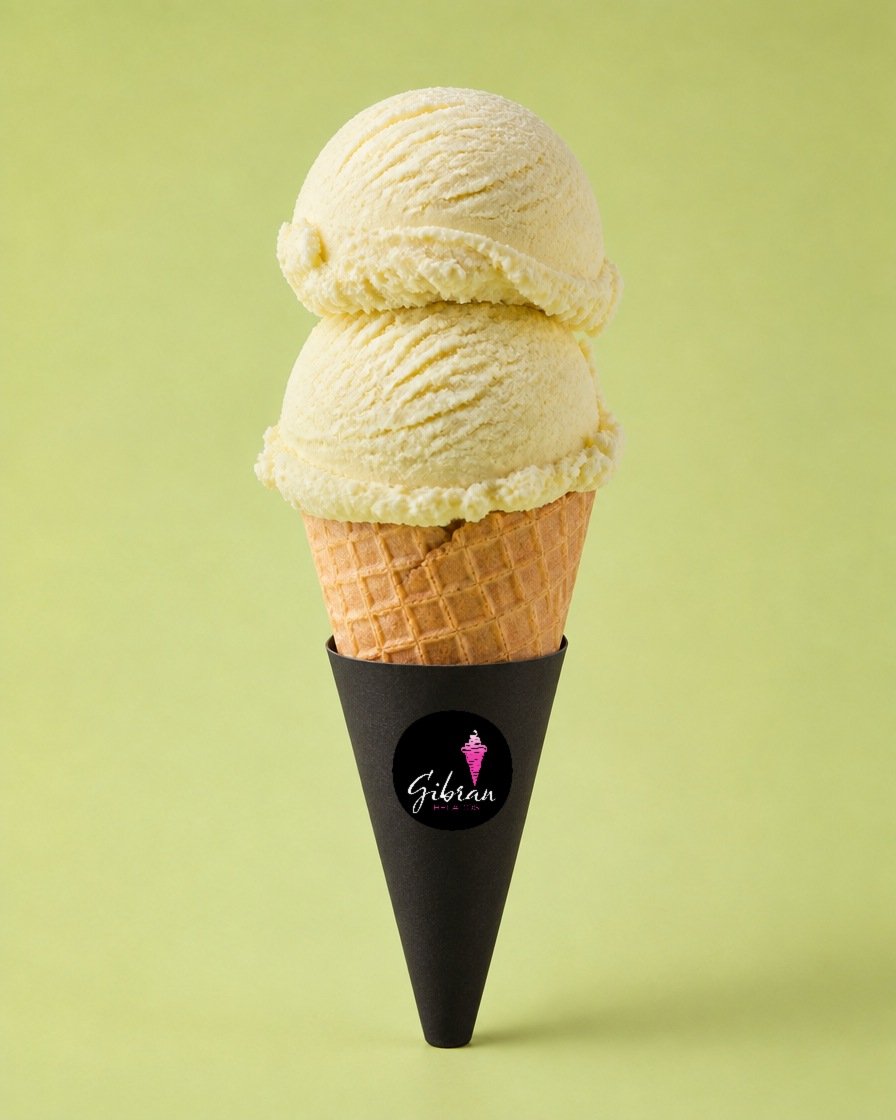 Cono de helado Flor de Lima de Helados Gibran, CDMX. Desde $30 MXN la bola (2 bolas $50 MXN); litro $250 MXN (0.5 L $150, 4 L $950). Versión sin azúcar bajo pedido, endulzada con miel o fruta.