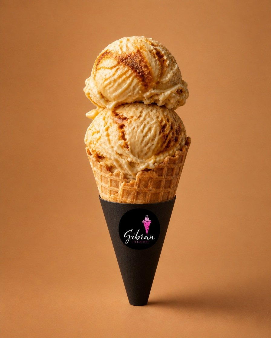 Cono de helado Jericalla de Helados Gibran, CDMX. Desde $30 MXN la bola (2 bolas $50 MXN); litro $250 MXN (0.5 L $150, 4 L $950). Versión sin azúcar bajo pedido, endulzada con miel o fruta.