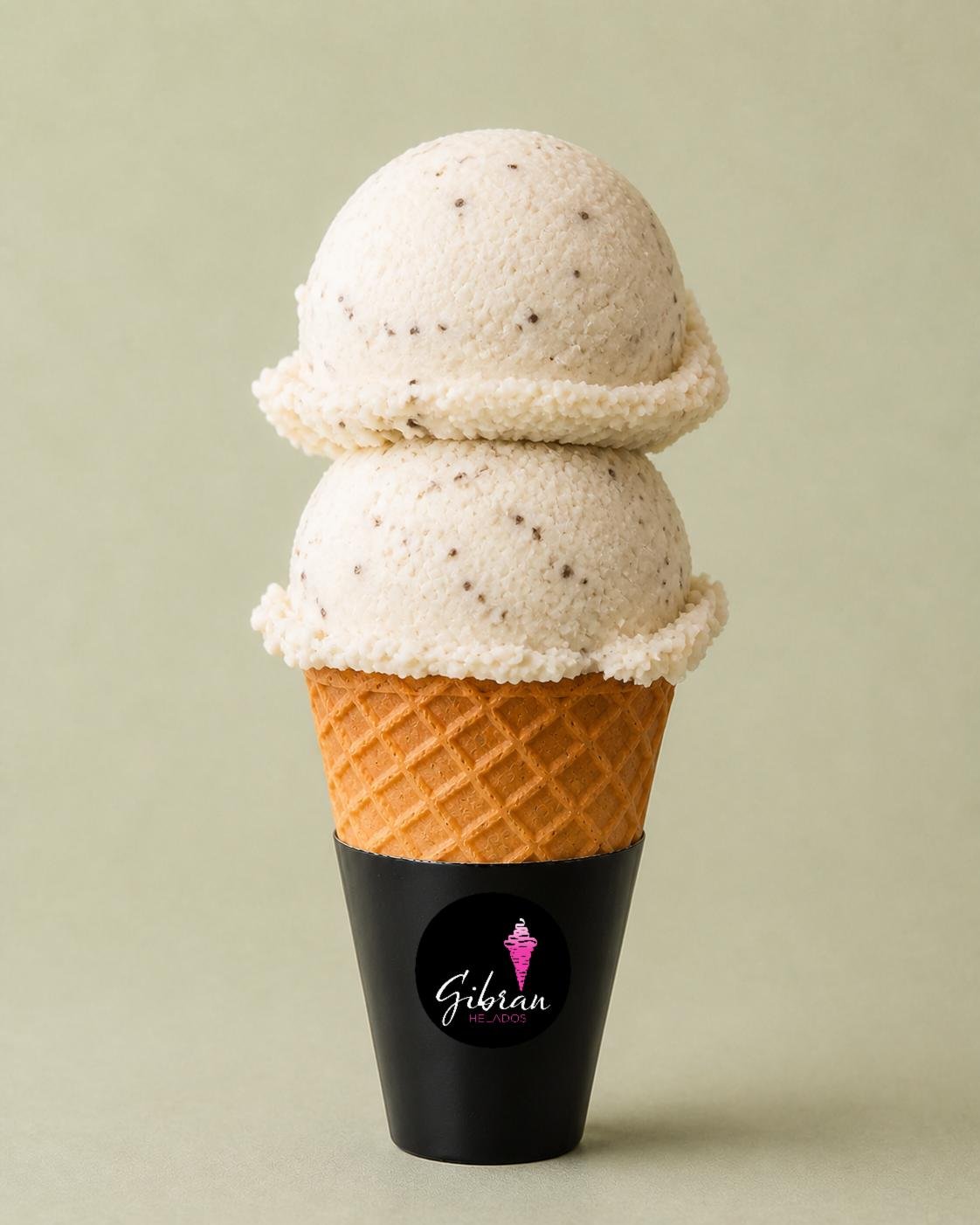 Cono de helado vegano de limón con chía y guanábana, sin lácteos