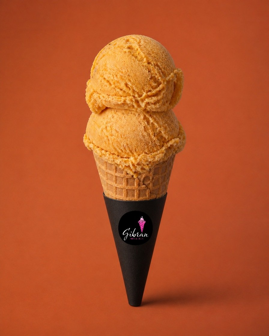Cono de helado de mamey con cardamomo de Helados Gibran, CDMX. Desde $30 MXN la bola (2 bolas $50 MXN); litro $250 MXN (0.5 L $150, 4 L $950). Versión sin azúcar bajo pedido, endulzada con miel o fruta.