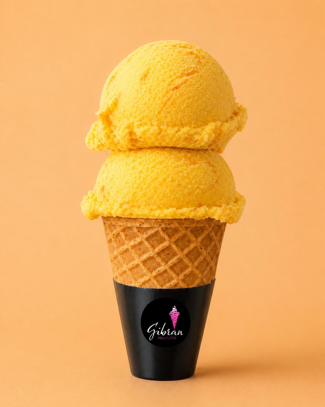 Cono de helado de mango con flor de cempasúchil