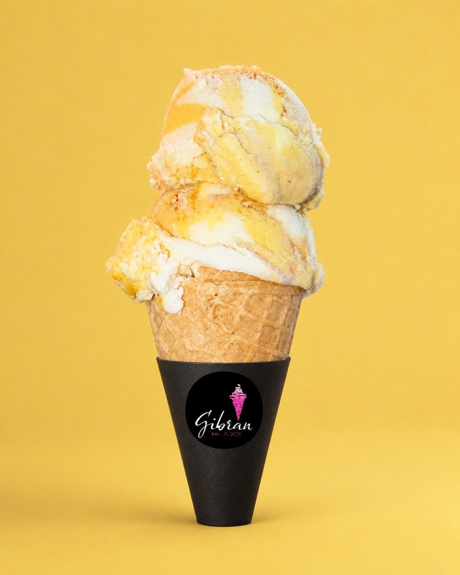 Cono de helado Mango con queso ricotta de Helados Gibran, CDMX. Desde $30 MXN la bola (2 bolas $50 MXN); litro $250 MXN (0.5 L $150, 4 L $950). Versión sin azúcar bajo pedido, endulzada con miel o fruta.