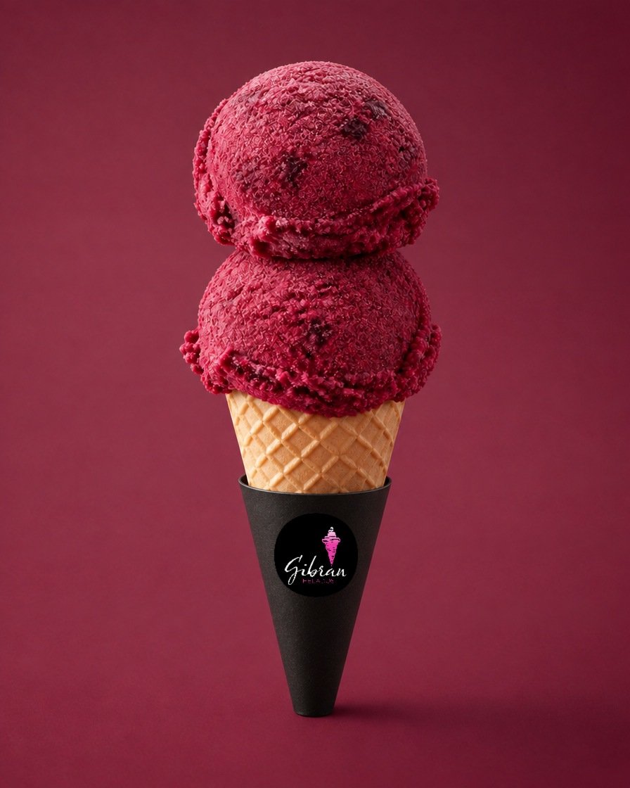 Cono de helado vegano de frutos rojos, sin lácteos, de Helados Gibran
