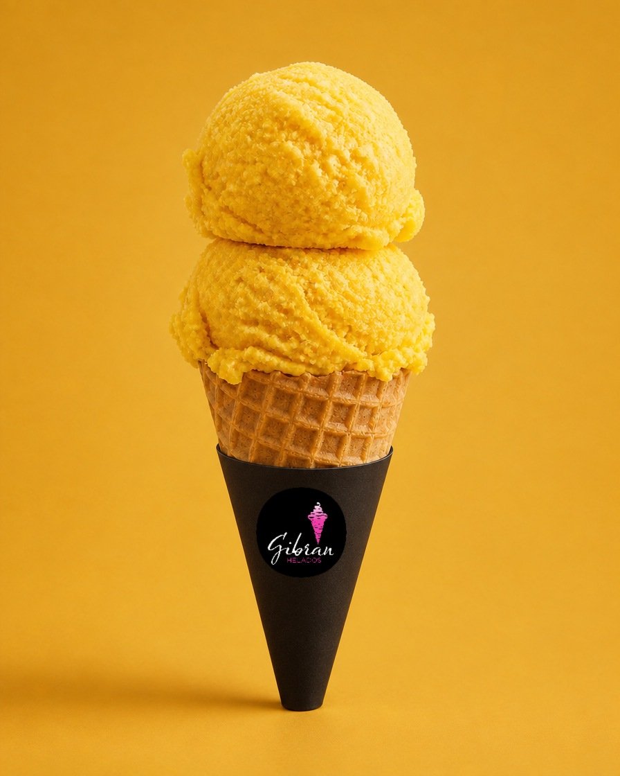 Cono de helado vegano de mango con maracuyá, sin lácteos, de Helados Gibran