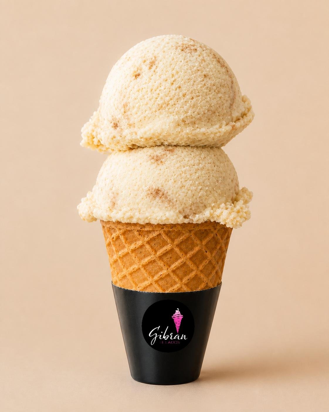 Cono de helado Pan de Muerto de Helados Gibran, CDMX. Sabor de temporada. Desde $30 MXN la bola (2 bolas $50 MXN); litro $250 MXN (0.5 L $150, 4 L $950). Versión sin azúcar bajo pedido, endulzada con miel o fruta.