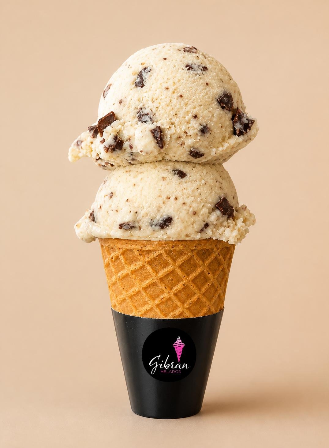 Cono de helado Tzoalli — Amaranto con Chocolate Semiamargo de Helados Gibran, CDMX. Sabor de temporada. Desde $30 MXN la bola (2 bolas $50 MXN); litro $250 MXN (0.5 L $150, 4 L $950). Versión sin azúcar bajo pedido, endulzada con miel o fruta.