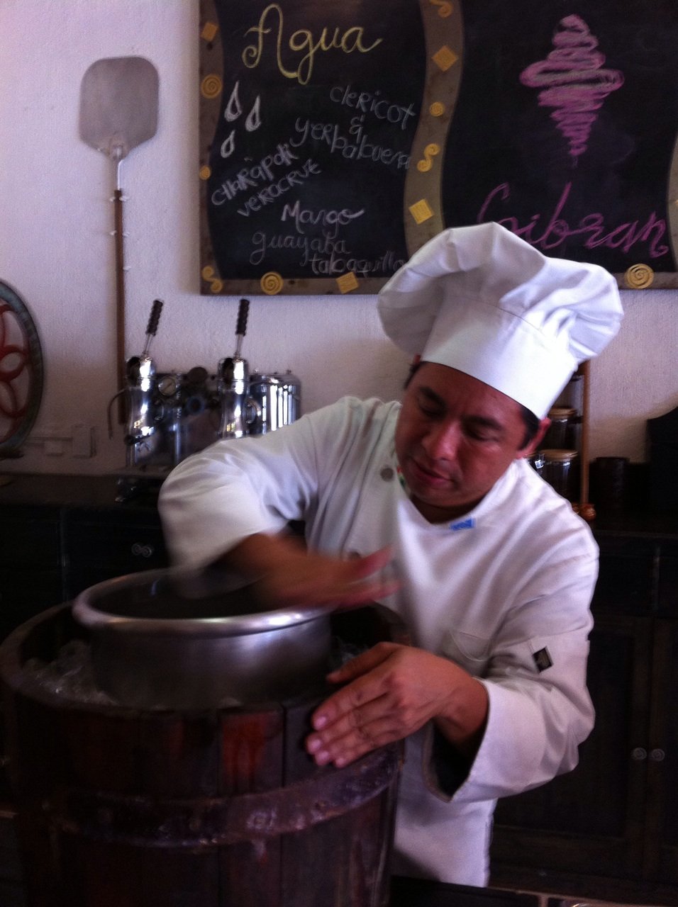 Gibran preparando helado a mano en la paila tradicional